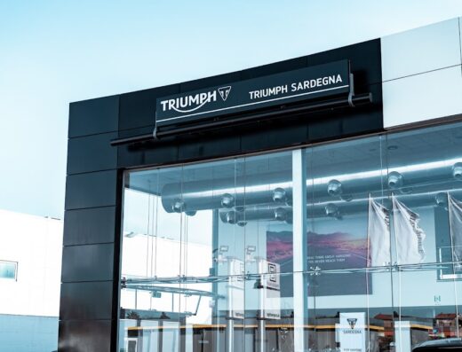 Concessionaria Triumph Sardegna a Sassari, vetrina del negozio con logo Triumph, vendita moto e accessori per motociclisti e appassionati di viaggi in Sardegna