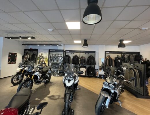 Showroom Triumph a Torino con esposizione di moto Triumph Tiger e altri modelli, offrendo accessori, abbigliamento e ricambi originali Triumph.