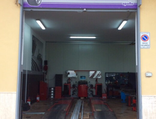 Ingresso dell'officina Turi Pneumatici di Giovanni Laera, specialista in pneumatici moto e servizi di riparazione e manutenzione moto.