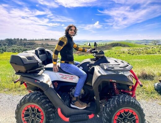 Uomo su quad Snarler ATV in Toscana, Italia. Escursioni avventura a Siena con Podere Fornace. Esperienze di viaggio in quad.