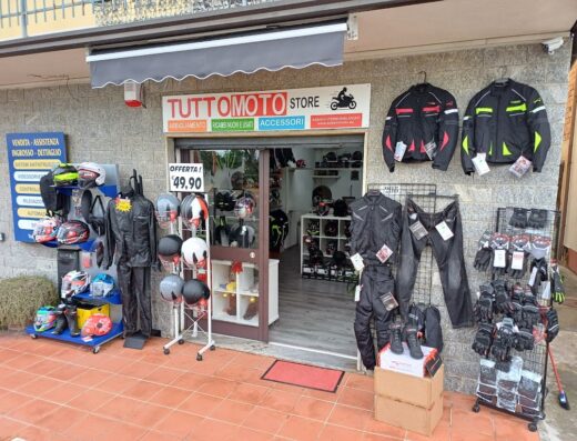 Negozio Tutto Moto Store con esposizione di abbigliamento moto, caschi, giacche tecniche, pantaloni, guanti e accessori per motociclisti. Vendita, assistenza e ricambi.