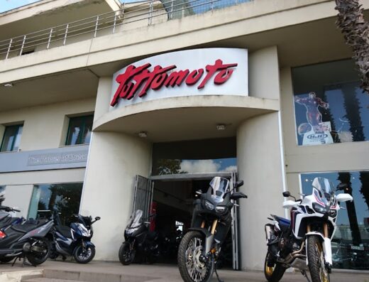 Tuttomoto Srl negozio di moto, scooter e accessori a Cagliari, Sardegna. Vetrina con Honda e Africa Twin, vendita e assistenza.