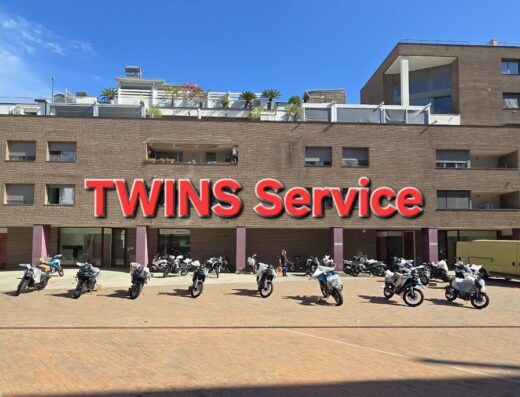 TWINS Service: diverse moto parcheggiate di fronte all'edificio, che offre servizi per motociclisti e accessori per moto.