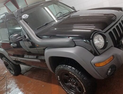 Jeep Liberty nero con snorkel e luci LED, preparato per l'off-road presso Tyres & Wash Di Costa Roberto & C. S.A.S.
