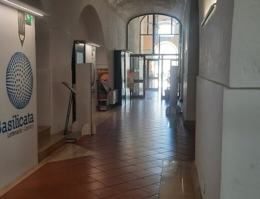 Foto interna dell'Ufficio Informazioni Turistiche dell'Agenzia di Promozione Territoriale (APT) della Basilicata, con segnaletica e monitor interattivi per i visitatori.