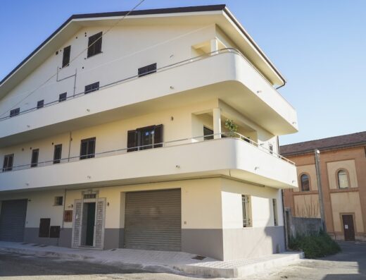 Ulivo Design B&B: la facciata moderna e accogliente della nostra struttura ricettiva in Italia. Ideale per motociclisti e viaggiatori in cerca di comfort e stile.