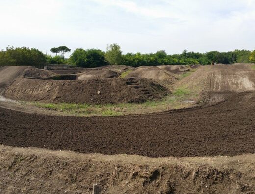 Vista panoramica della pista Ultracross Fashionbike MX, un tracciato sterrato con salti e curve per moto da cross, ideale per eventi e competizioni di motocross.