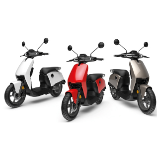 Tre scooter elettrici Universus Agency per il noleggio. Modelli moderni in bianco, rosso e grigio. Ideali per la mobilità urbana e il turismo sostenibile.