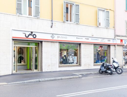 Urio Motoforniture di Urio e Masserini, negozio di accessori e abbigliamento moto a Como. Scooter parcheggiati di fronte.