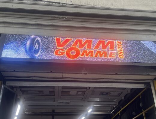 Insegna luminosa di V. M. M. Gomme Srl Auto & Moto BestDriver, negozio di pneumatici e servizi per auto e moto.