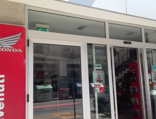 Ingresso di Valdomoto SRL, concessionaria e officina autorizzata Honda. Insegna esterna con logo Honda e vetrine che mostrano moto e accessori.