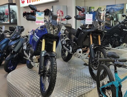 Showroom di Valentino Piras s.n.c con esposizione di moto Yamaha, modelli adventure e scooter, e biciclette elettriche.