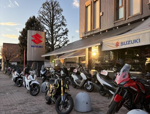 Esposizione di moto Suzuki presso Valter Moto Group Srl, con vari modelli di motociclette e scooter in vendita di fronte al negozio.