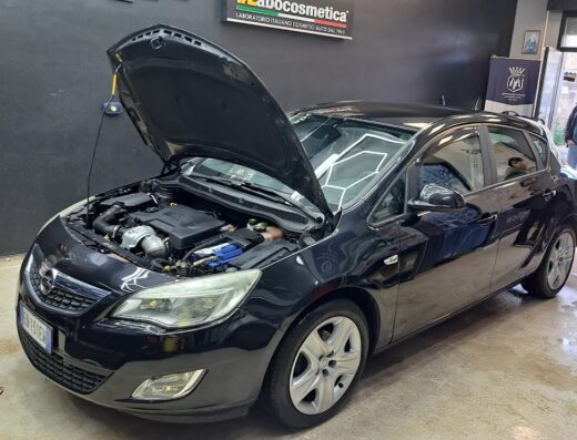 Auto nera Opel Astra con cofano motore aperto in officina Vapor Trapani di Tartamella Giovanni per manutenzione meccanica e pulizia motore