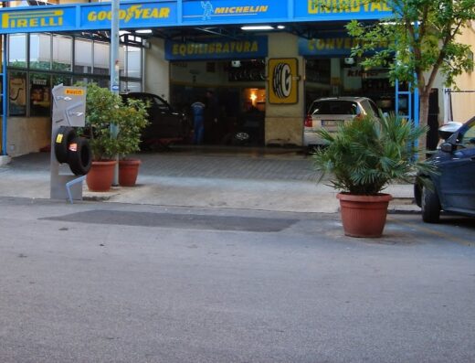 Vassellini Leonarda Driver Center Pirelli: Officina di riparazione pneumatici con marchi Pirelli, Goodyear e Michelin, offre servizi di equilibratura e convergenza.