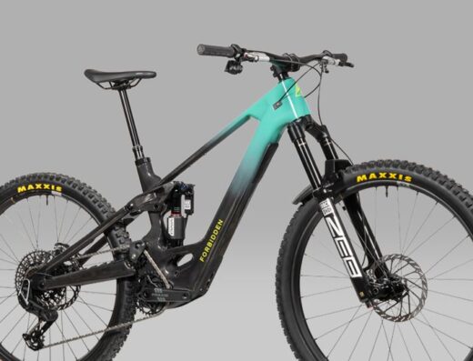 Bicicletta elettrica da montagna Forbidden, ideale per il noleggio e l'avventura in Valle d'Aosta. Pneumatici Maxxis per massima aderenza.