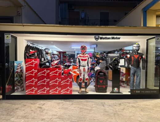 Vetrina negozio Vesci Motor: abbigliamento moto Dainese e Agv, caschi, tute, accessori e ricambi per motociclisti e scooteristi.