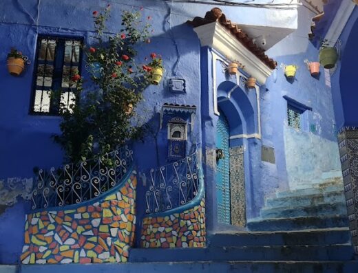 Chefchaouen, Marocco: suggestiva architettura blu con decorazioni floreali e mosaici colorati, dettagli unici di un viaggio memorabile.