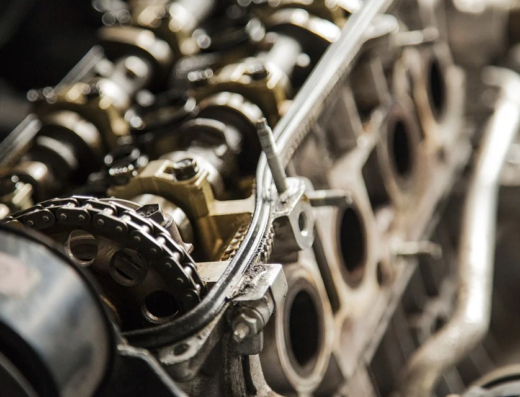 Dettaglio del motore di una moto, con catena di distribuzione e albero a camme in vista. Servizi di riparazione e manutenzione presso Victor Motors Di Spiga Vittorio E Figli S.n.c.
