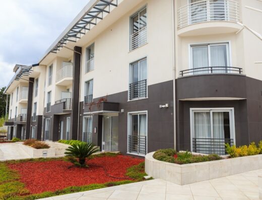 Vignadonica Resort: Facciata esterna dell'hotel con balconi, finestre e giardini curati, ideale per vacanze e relax in un ambiente accogliente.