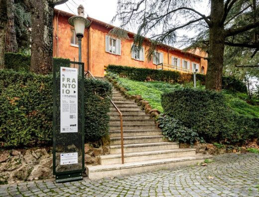 Villa Cavalletti: vista esterna con scalinata, cartello segnaletico "Il Frantoio", vegetazione curata e architettura storica. Un luogo di cultura e storia.