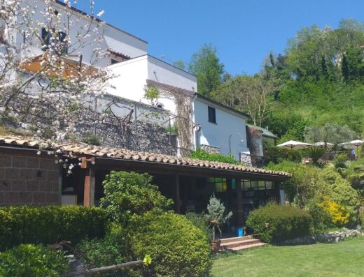 Villa Lupara Agriturismo biologico: Esterno della struttura con giardino curato, vegetazione rigogliosa e dettagli architettonici tipici.