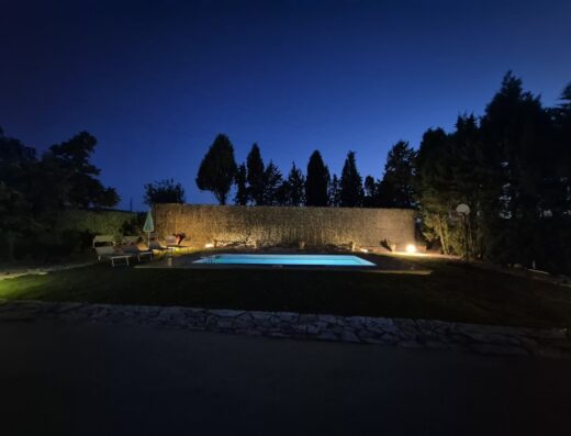 Villa Nino Country House: piscina illuminata di notte con lettini prendisole e vegetazione circostante, atmosfera rilassante