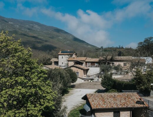 Villaggio Rurale "Le Sette Querce": vista panoramica delle accoglienti case rurali immerse nel verde, ideale per un soggiorno rilassante e avventure in moto