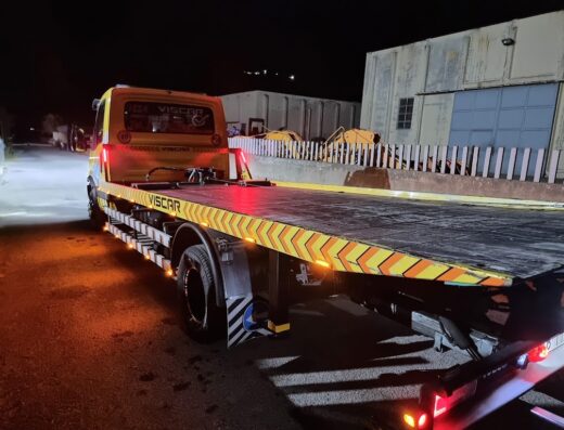 Carroattrezzi giallo VISCAR di Visalli Marco pronto per il soccorso stradale notturno, ideale per il trasporto moto e assistenza veicoli.