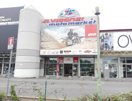 Visenzi Motomarket GIVI point: negozio di accessori moto con vetrina che espone caschi, abbigliamento tecnico e ricambi per motociclisti e viaggi in moto, vendita e assistenza GIVI.
