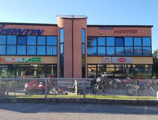 Visintin Moto: concessionaria di moto e scooter con esposizione di modelli Beta e SWM. Vendita accessori moto, ricambi e assistenza. Servizio di officina specializzata.