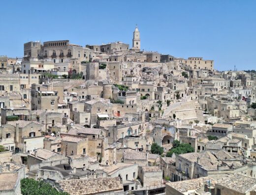 Visita guidata ai Sassi di Matera con Karma Viaggi: Scorcio panoramico dei Sassi, patrimonio UNESCO, con case in pietra e architettura storica.