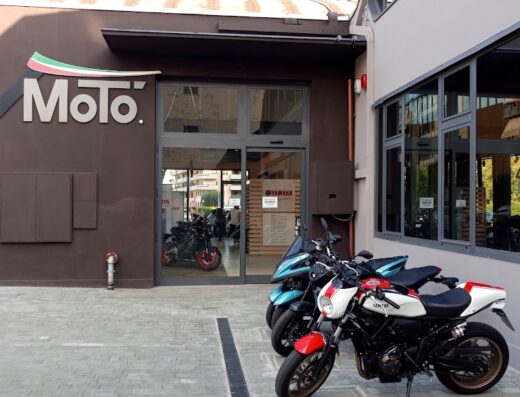 Showroom di VMoto Valentini Due Srl con esposizione di moto Yamaha nuove e usate, vendita accessori e abbigliamento per motociclisti a Valentini.