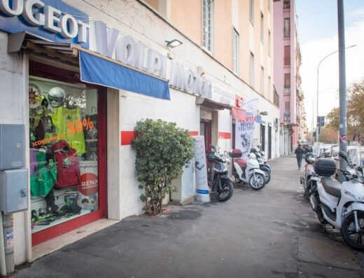 Negozio Volpi Motor a Roma con esposizione di scooter e accessori moto, concessionario ufficiale Peugeot e rivenditore di caschi e abbigliamento tecnico per motociclisti.