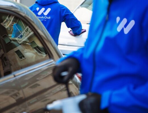 Addetti di Wash Out che lavano un'auto, servizio di lavaggio auto a domicilio, pulizia auto, lavaggio ecologico con prodotti specifici per la cura dell'auto