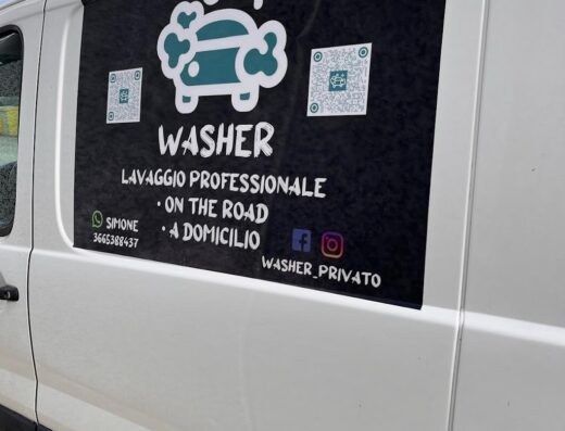 Furgone bianco con adesivo "Washer" per servizio di lavaggio professionale auto, materassi e divani a domicilio, con contatti e QR code.