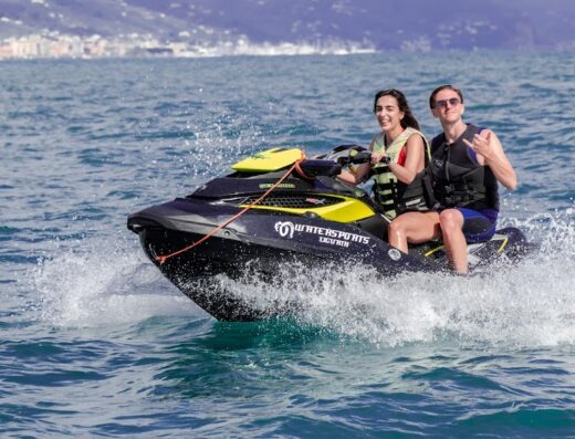 Noleggio moto d'acqua e flyboard in Liguria: coppia sorridente su moto d'acqua Watersports Liguria, divertimento acquatico a Chiavari.