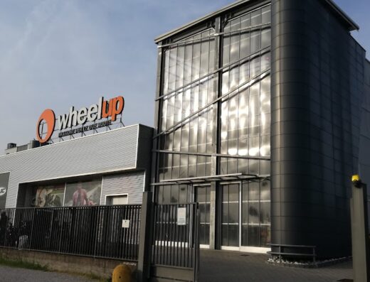 Wheelup, negozio di accessori e abbigliamento moto, con insegna ben visibile. Servizi e marketplace per motociclisti e appassionati di viaggi in moto.