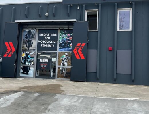 Wheelup, megastore per motociclisti esigenti, con vetrine che espongono moto da strada e cross. Vendita accessori e abbigliamento per motociclisti e viaggi in moto.