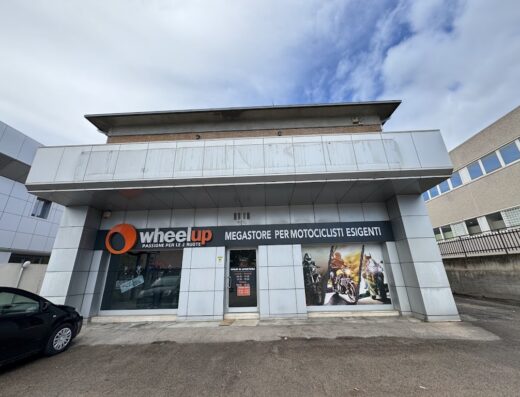 Wheelup megastore per motociclisti: negozio di accessori e abbigliamento moto. Ampia scelta di caschi, giacche, stivali e ricambi per la tua moto.