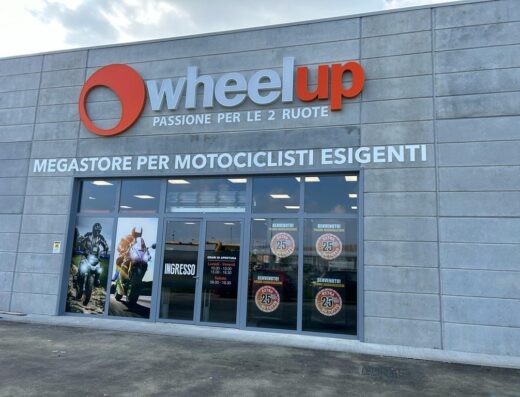 Wheelup, megastore per motociclisti: negozio di accessori moto e abbigliamento tecnico. Vetrina con orari, ingresso e promozioni.