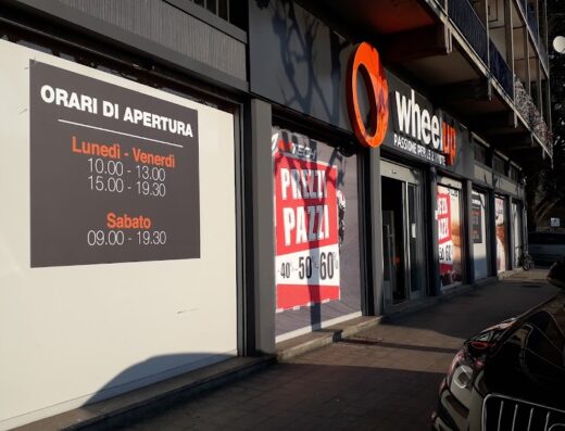 Wheelup negozio di accessori e abbigliamento moto: orari di apertura, lunedì-venerdì 10:00-13:00 e 15:00-19:30, sabato 09:00-19:30. Scopri le offerte su caschi, giacche e ricambi.