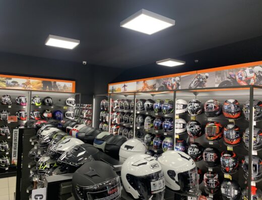 Negozio di accessori moto Wheelup con ampia esposizione di caschi di diverse marche e modelli, per motociclisti e appassionati di viaggi in moto.