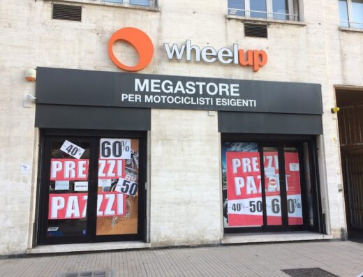 Wheelup Megastore: negozio di accessori e abbigliamento moto con offerte speciali e 'Prezzi Pazzi'. Vendita di caschi, giacche, stivali e ricambi per motociclisti esigenti.