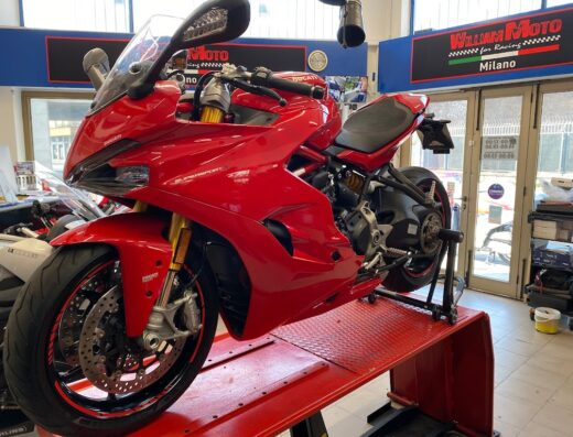 Ducati Supersport 950 rossa in officina William Moto Milano, su piattaforma elevatrice per assistenza e manutenzione moto. Servizio revisioni, gommista e carrozzeria moto.