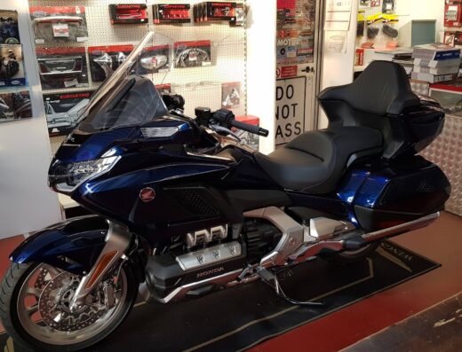 Moto Honda Gold Wing blu in esposizione presso il Wingstore, negozio specializzato in accessori e ricambi per moto.