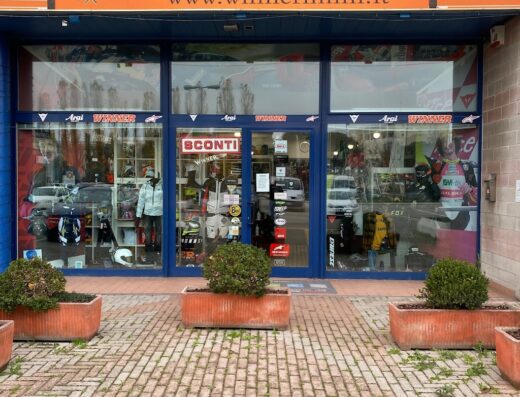 Foto del negozio Winner Di Tonini Maria a Rimini, rivenditore di accessori e abbigliamento per moto delle migliori marche.