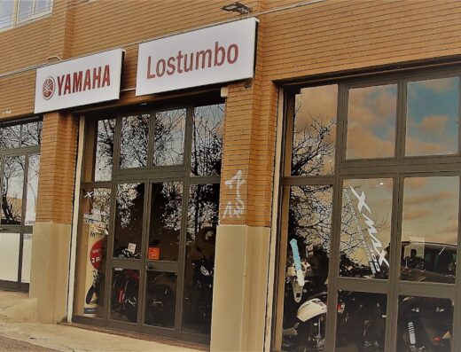 Concessionaria Yamaha Lostumbo a Catanzaro, Italia. Vetrina con moto e scooter Yamaha, accessori e servizio di assistenza. Vendita e riparazione di motocicli.