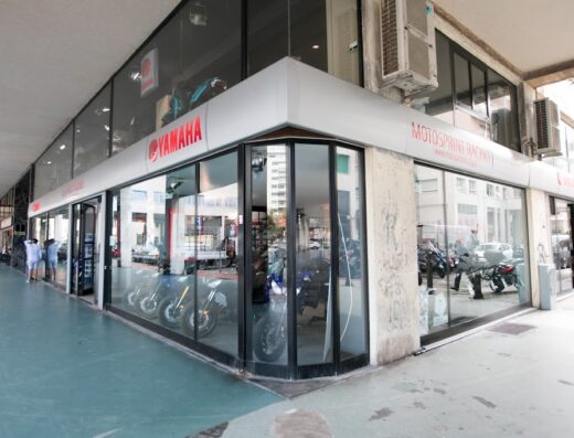 Concessionaria Yamaha Motosprint Racing con vetrine che espongono moto e accessori. Servizi di vendita e assistenza per motociclisti.