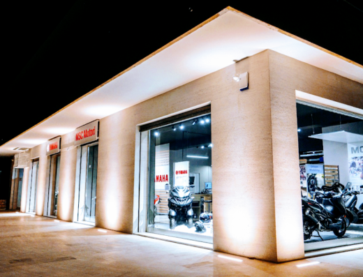 Concessionaria Yamaha MSC Motori Lecce di notte, vetrine illuminate con moto in esposizione, vendita e assistenza scooter e moto Yamaha.